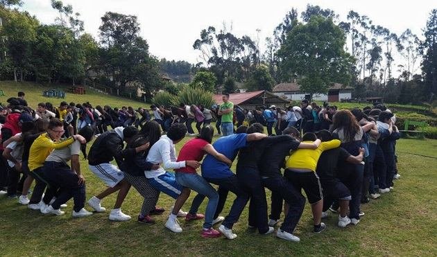 Grupo de personas en una actividad de recreación dirigida al aire libre
