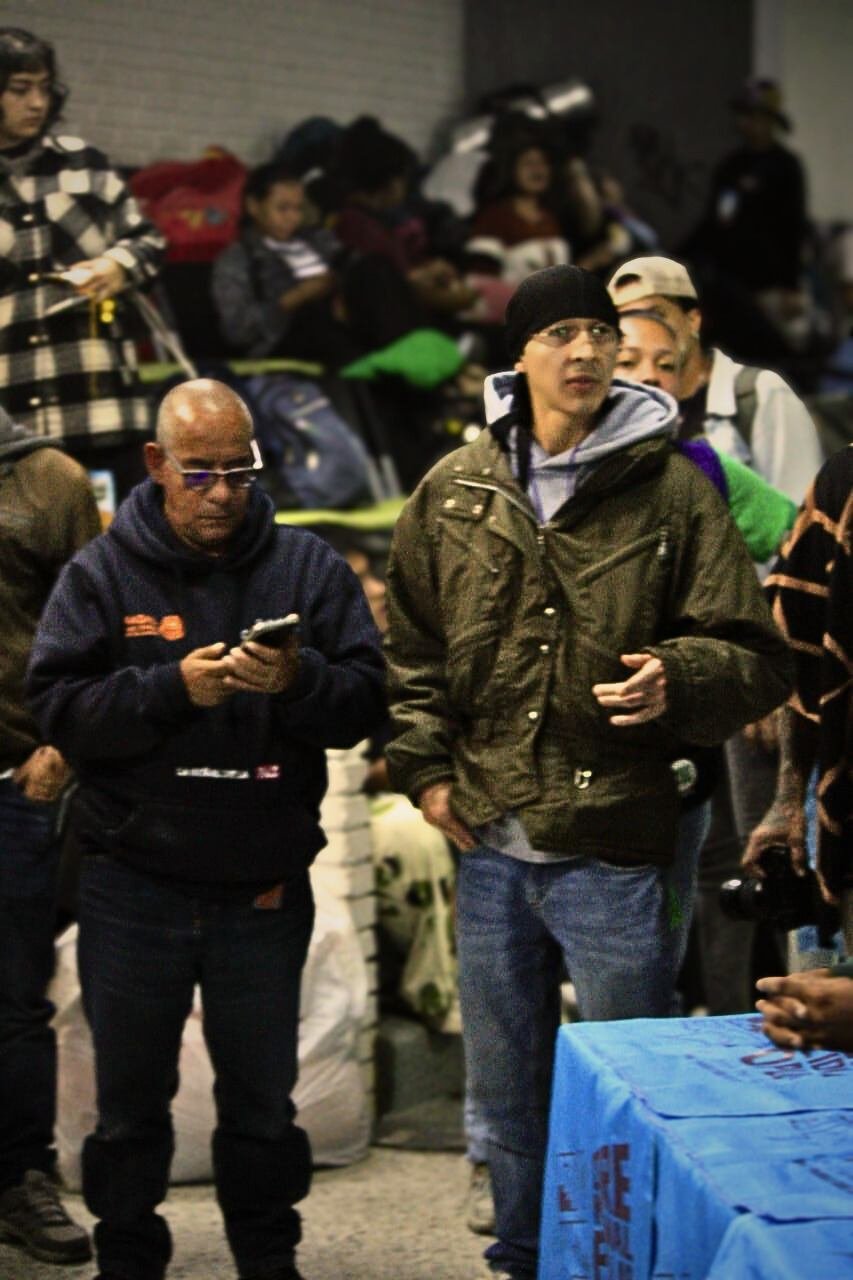 Equipo coordinando la logística de montaje de un evento