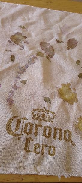 Prenda estampada con técnica botánica para merch de marca
