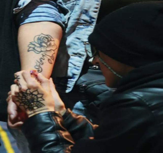 Detalle de tatuaje temporal pintado a mano