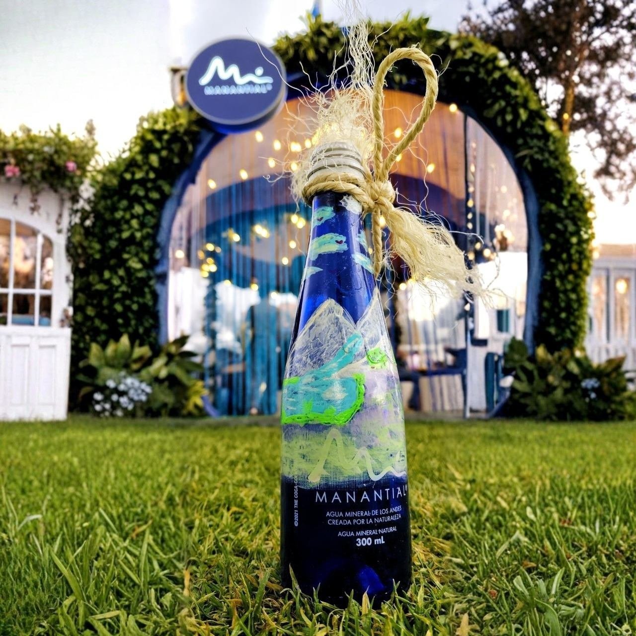 Botella personalizada a mano durante un taller artístico de marca