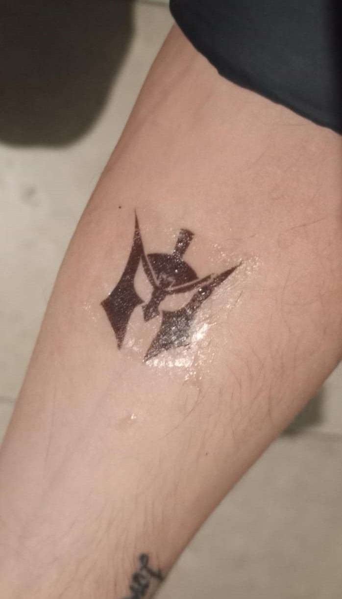 Tatuaje temporal impreso en detalle sobre el antebrazo