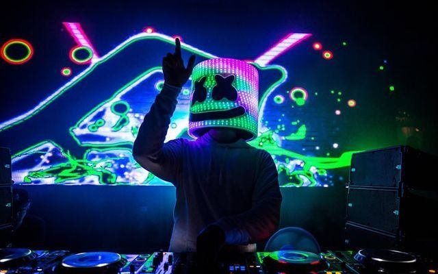 Puesta en escena de un evento nocturno con iluminación de neón