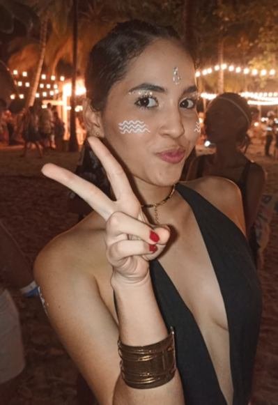 Invitada con diseño artístico en el rostro durante un festival